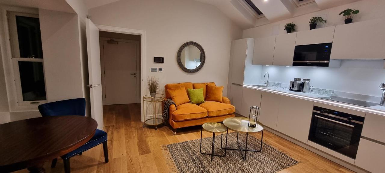 Ritual Stays: Stylish Centre Flat With Workspace Apartment